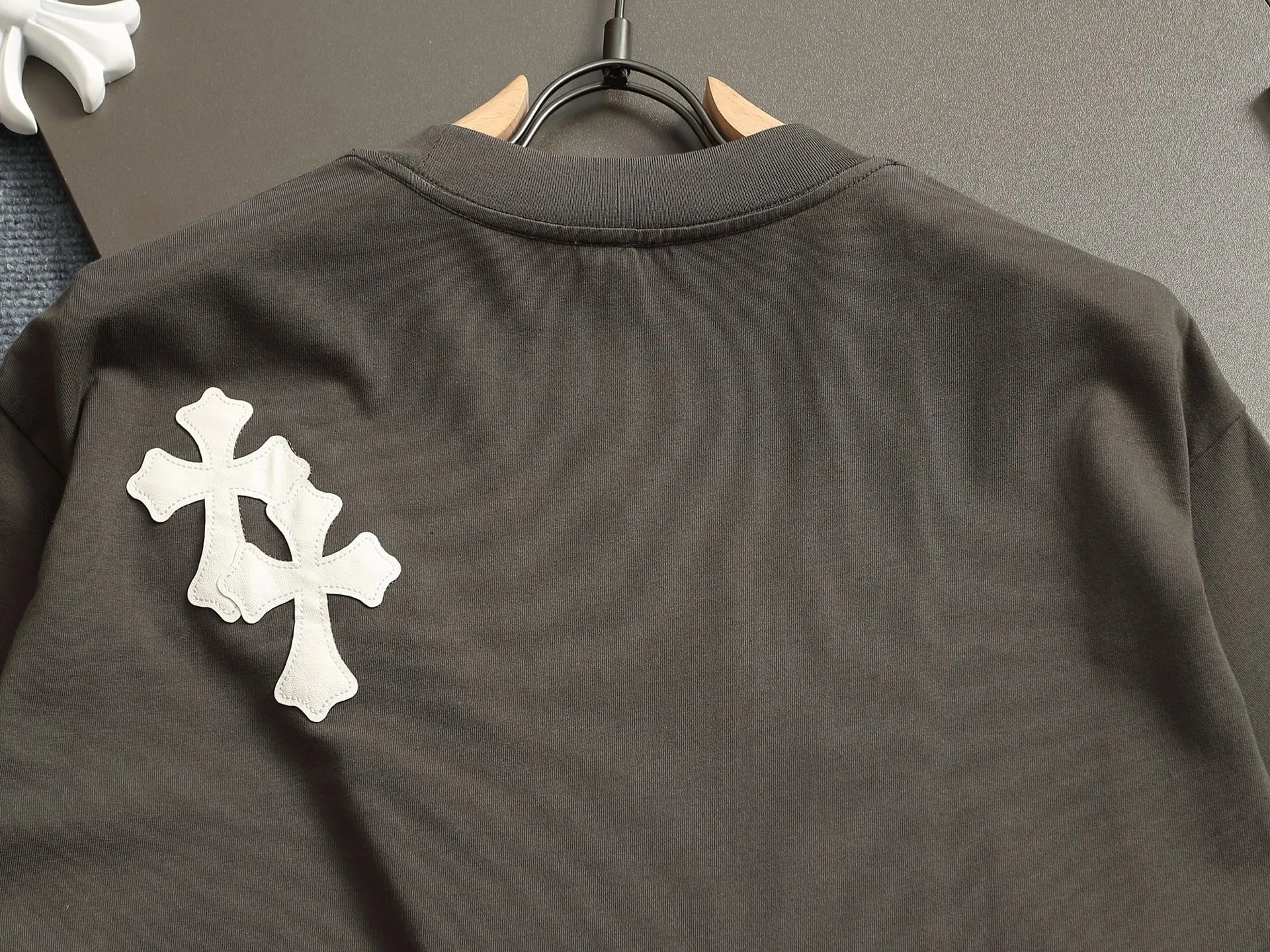 🅿️220 Chrome hearts ch Chrome hearts cross leather short-sleeved T-shirts. Large version. Loose and stylish. The difference is the low version, the slim version, the upper body and the crotch. 100% commitment: top quality, not fast food. The highest version on the market. Top quality, 320 grams. 26 custom-dyed double yarn cotton, same style for men and women, complete with three standards. Color: Black Purple Brown Khaki Size: XS-L Size chart: